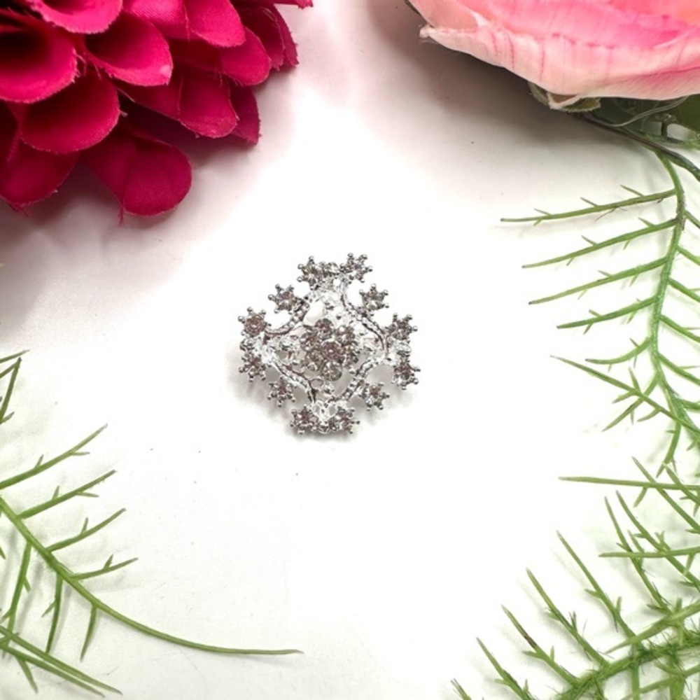 NEW⚜️Classic Crystal Cluster Embellished Brooch